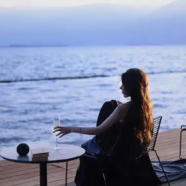 海边的女生头像给人一种清爽的感觉,温柔又很好看的夏季头像换上给