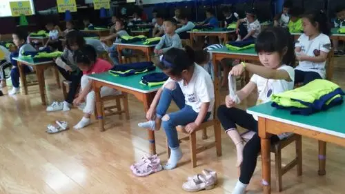 比赛开始啦,我们先脱掉鞋子,然后再穿上衣,和裤子最后穿上鞋子.