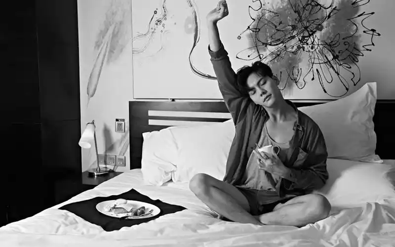 帅哥陈伟霆清晨慵懒迷人写真图片桌面壁纸