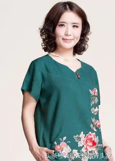 55岁女人的时尚发型,蓬松卷发清新又减龄