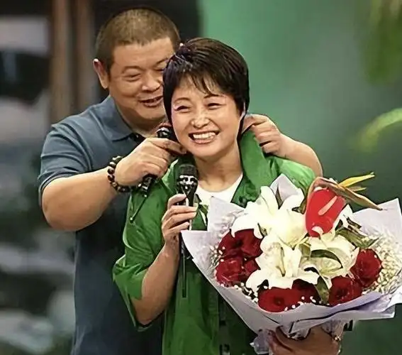 傅彪妻子张秋芳:欠债200万,葛优帮她养儿子,如今逆袭成富婆