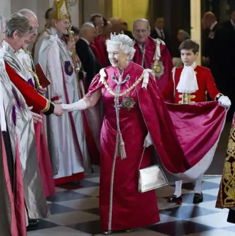 英国女王的提袍男童,王室和贵族子弟担当,大部分都有从军经历