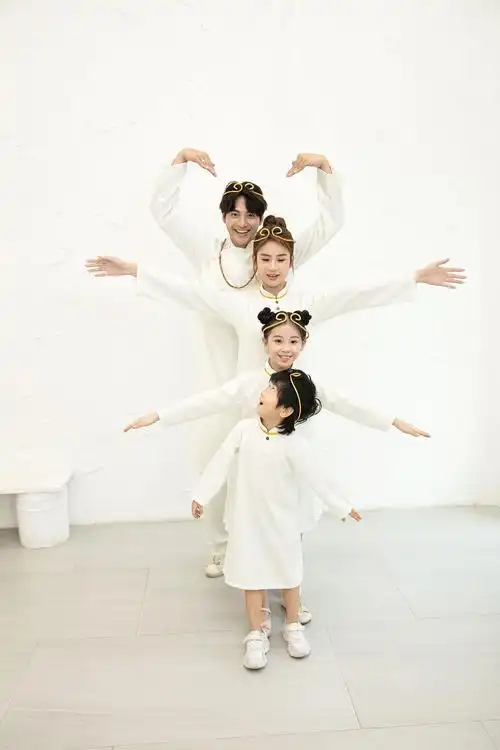 一家四口亲子装影楼拍照撞色主题套装拍摄时装全家福写真摄影服装