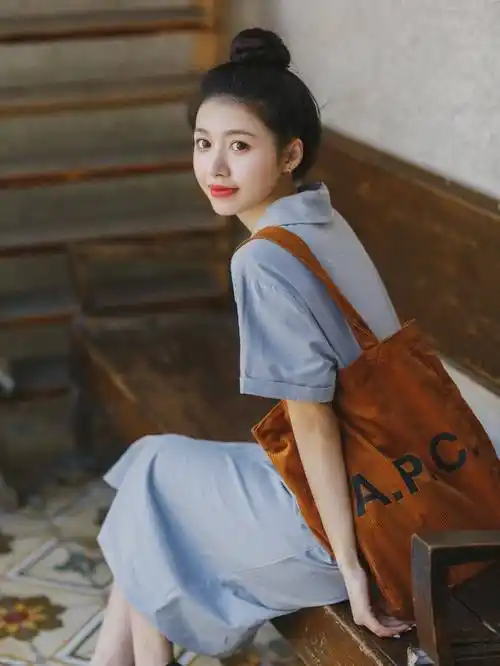 原创俏皮减龄装小姐姐高扎丸子头带着甜美的笑容美如初恋女友