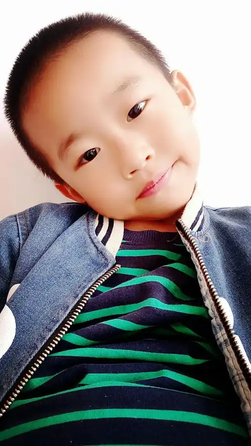 平时看到的是一个安静的我,可是我也有活泼的一面,看看我的搞怪自拍