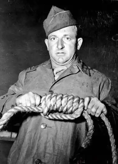 二战最强侩子手:每十分钟绞死一名纳粹战犯,结果五年后触电身亡_约翰