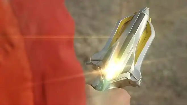 银河奥特曼s:伙伴被大石压住,变身器发出光芒,小伙变身奥特曼-动漫