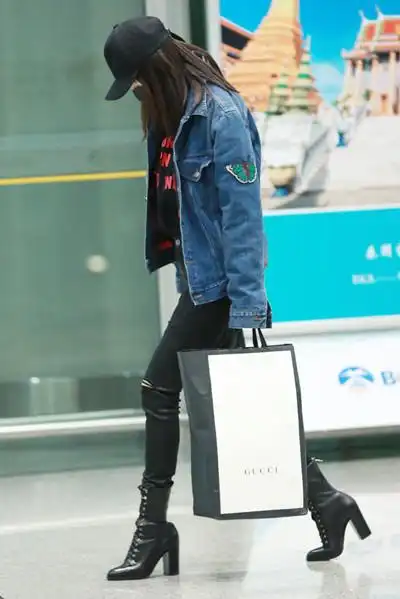 杨幂机场街拍示范 破洞牛仔裤潮范儿十足