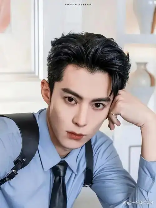 这个问题众说纷纭,让我们一起来看看以下几位帅气的男明星吧!