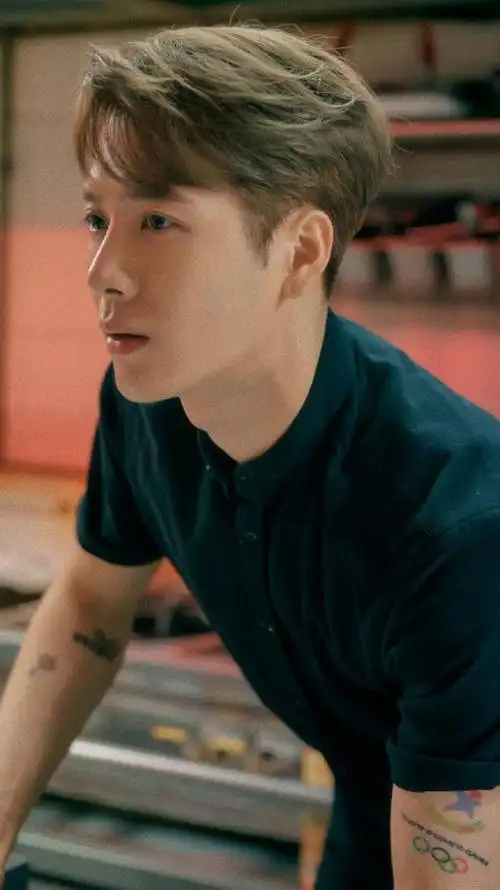 歌手王嘉尔,帅气又自律,来看多才多艺的帅哥照片