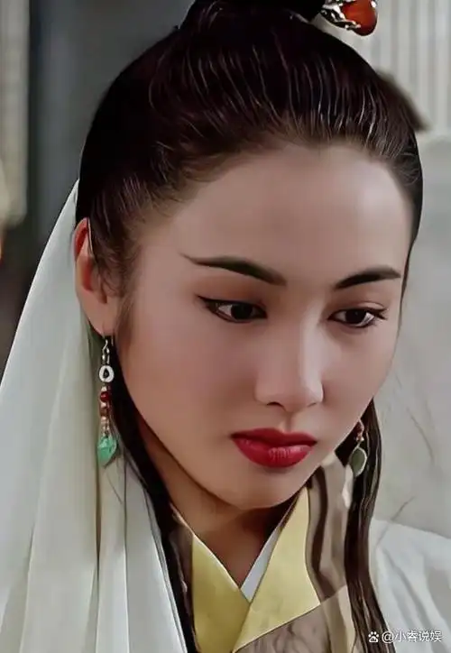 黎姿是香港影视圈的一颗璀璨明珠,她以清纯甜美的形象出道,凭借《倚天