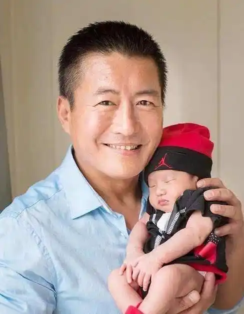 有维持很久,两人经历了8年就分手收场,分手后的江珊带着女儿一起生活