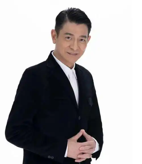 刘德华绝对是很多人心中的男神,因为这么多年来,他一直活跃在电影的