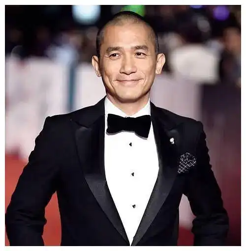 非常标准的全天空风格(前面的是剃了哈)那么,在发际线的男明星中,有