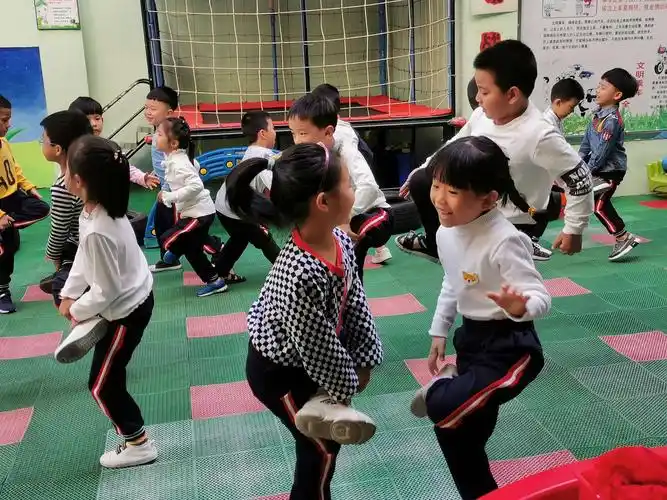 民间体育游戏点亮快乐童年