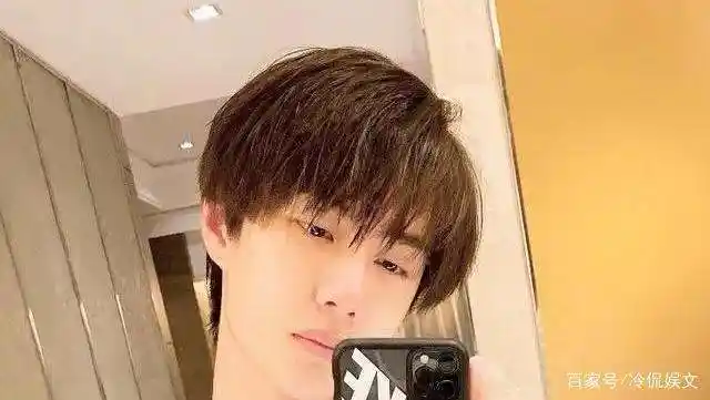 有黑子说王一博整容14岁时的照片竟出现凸嘴短下巴你怎么看