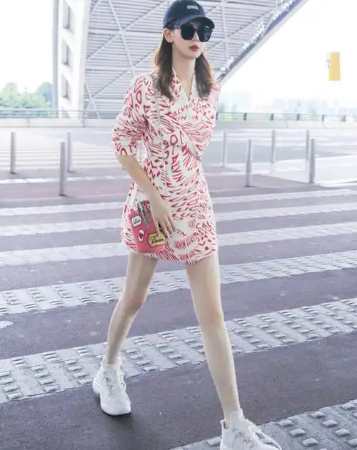 戚薇近期三组私服穿搭科普_私服_穿搭_戚薇_明星私服_时尚_穿搭_整体