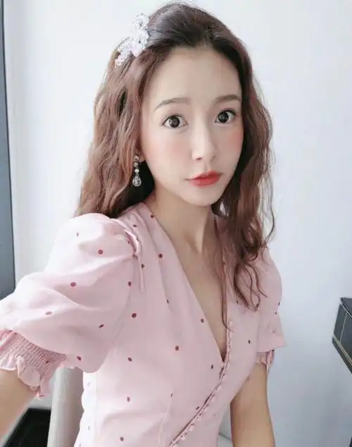 陈赫娇妻张子萱,粉色连衣裙配水晶发夹,怎么看都不像当妈的