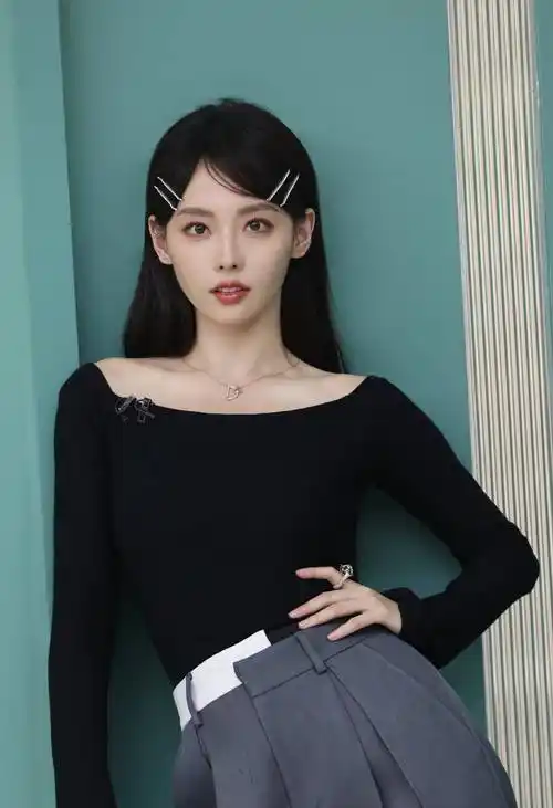 张嘉倪解锁唱演曲期待小兔性感香肩写真_卫衣_百褶裙_灰色