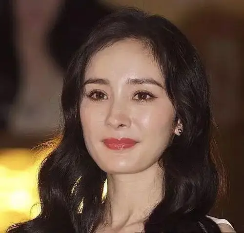 其实杨幂属于有点偏方形脸,不大适合这种看起来太累赘拖沓的发型.