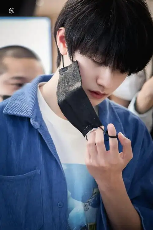 朱志鑫今日机场饭拍图送达 牛仔蓝套装搭配小白鞋……|套装|朱志鑫