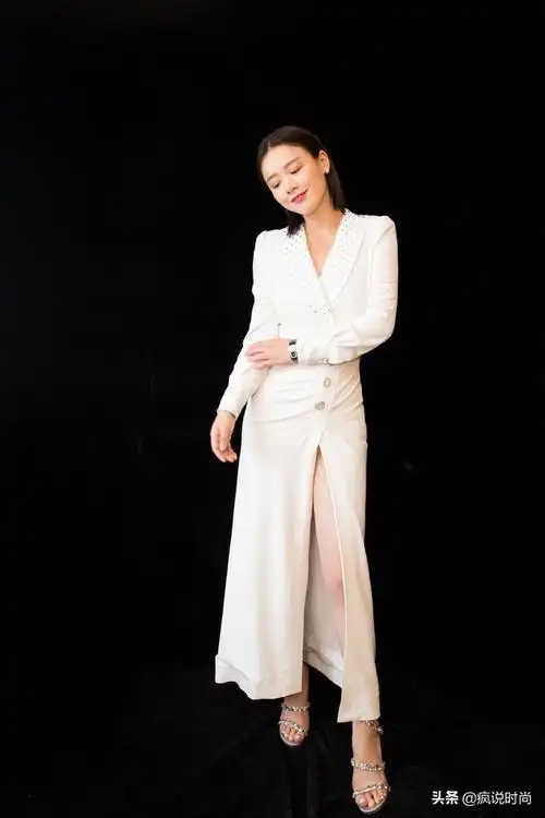 32岁马思纯美翻了,一袭深v礼服大秀凹凸感,年轻的身材太有料_网易订阅