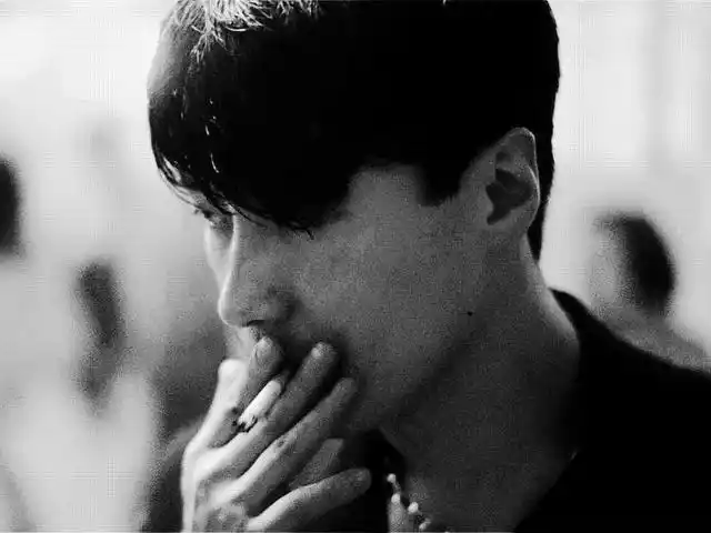 再看堕落天使才发现当年的黎明演技优质一举一动彰显气质