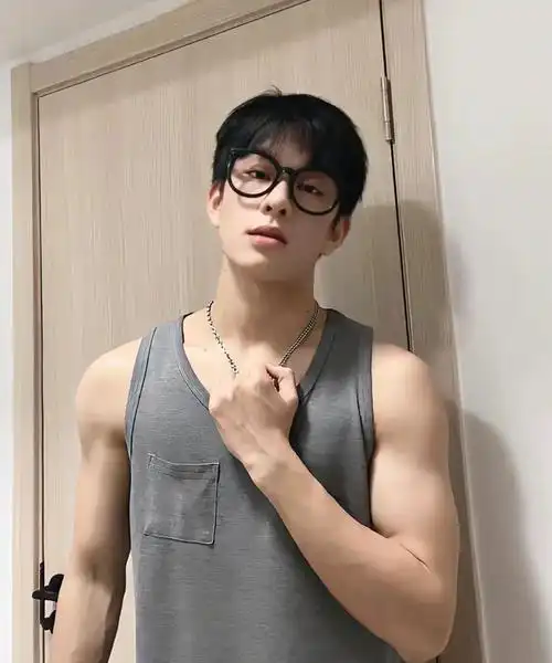 白净小腹肌奶帅弟弟,可以申请做男朋友吗?__财经头条