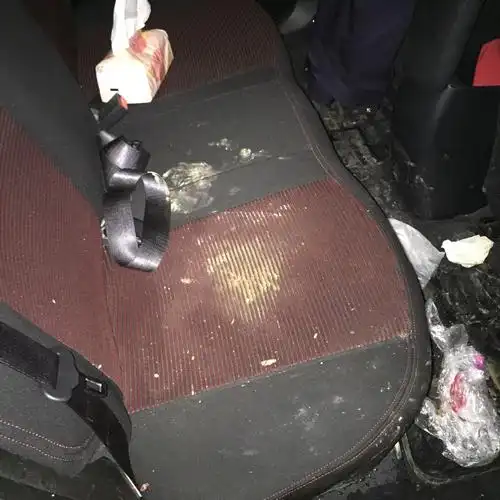 今晚一朋友喝醉酒,坐我的起亚k3后排,全部吐在我车