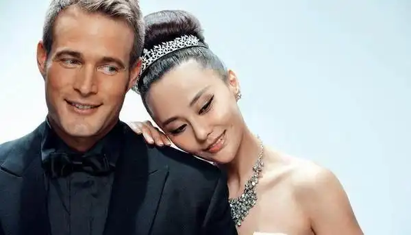 吴奇隆两任妻子对比这差距还真大没想到他前妻才是人生赢家