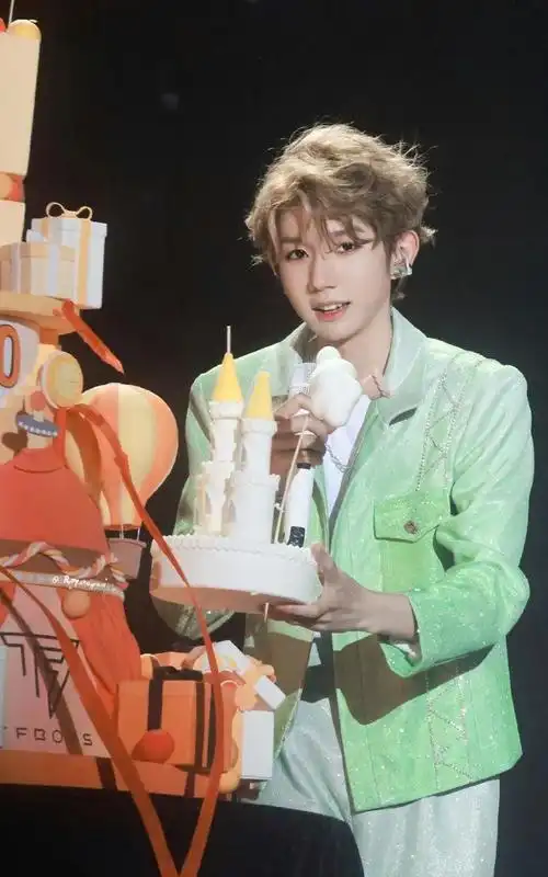 王俊凯给王源p了一个应援色蛋糕