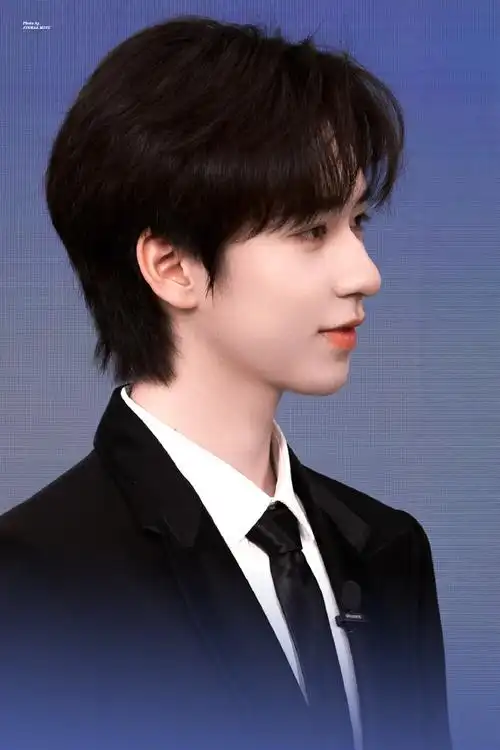 2661518:00后蹲⑥台相关主页,如果有与贺峻霖相关的微博或其他