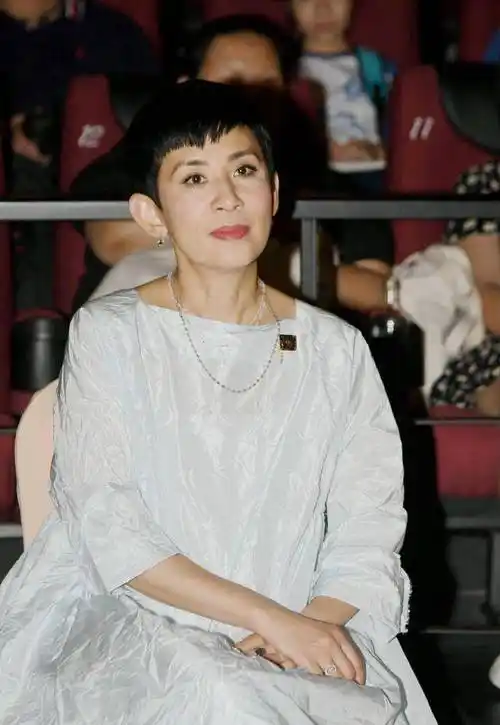 吴君如穿出50 女人想要的年轻感,白色娃娃裙搭短发,优雅减龄_造型