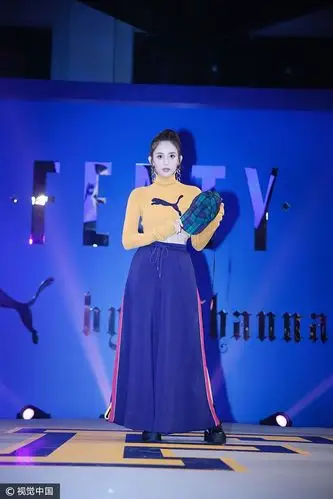 古力娜扎puma黑logo露脐装 带边开叉裤搭厚底鞋俏皮运动style