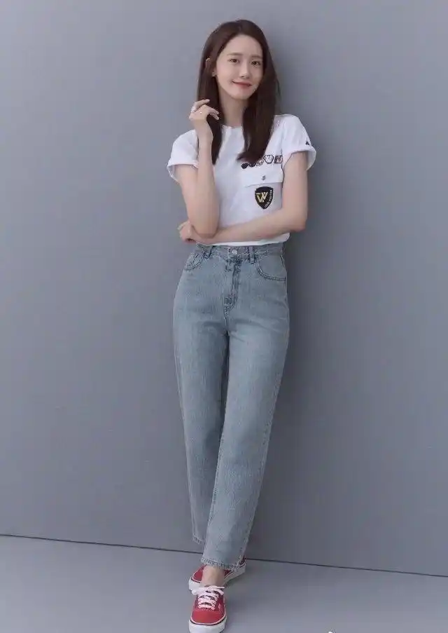 30岁林允儿太嫩了!花衬衫配低马尾五官特写精致,说她16岁我都信_感觉