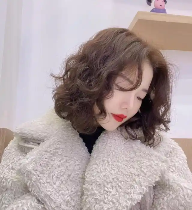 今年50岁大妈流行的发型(50岁女人想摆脱大妈感)(4)