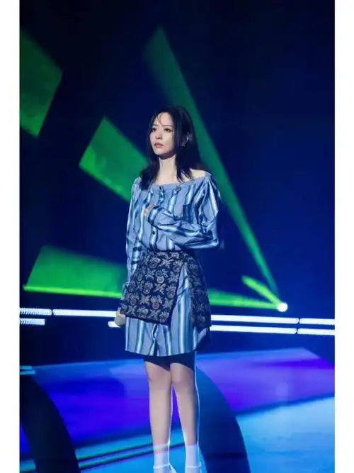 张靓颖身着etro 2023春夏系列亮相今晚《天赐的声音》录制彩排,一字肩