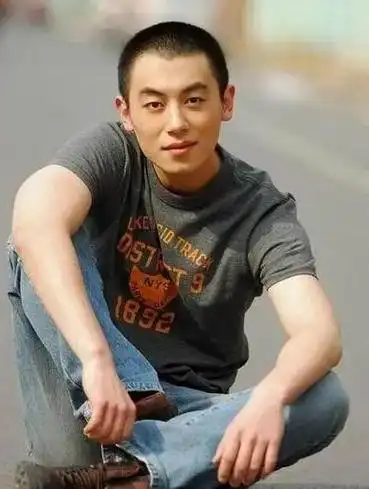 回顾朱亚文:大学毕业因事业和初恋分手,29岁娶沈佳妮至今零绯闻