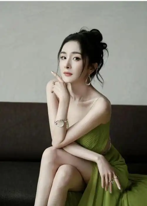 37岁的杨幂身材火辣前凸后翘似20岁少女宛如女王一般