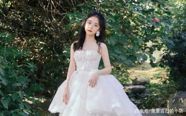 谭松韵,白色花朵婚纱裙户外梦幻写真,清新迷人,让人怦然心动!