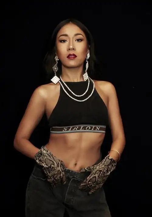 吉克隽逸大秀马甲线美照!和10年前比白了好几个度,美得挪不开眼