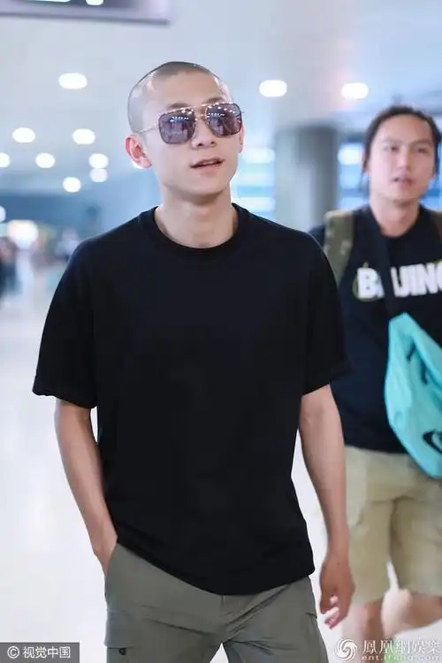 现实版余罪张一山剪寸头痞气十足穿黑t插兜耍酷气场帅炸