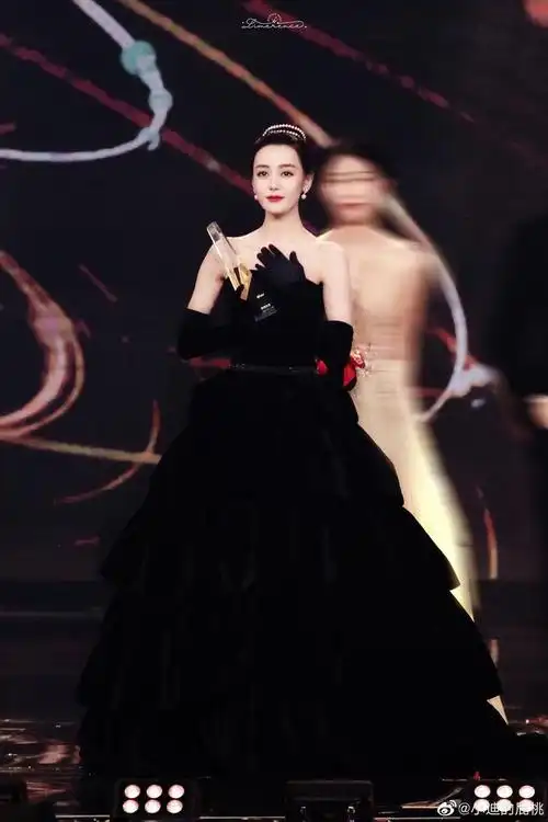 迪丽热巴赫本风造型直接封神!