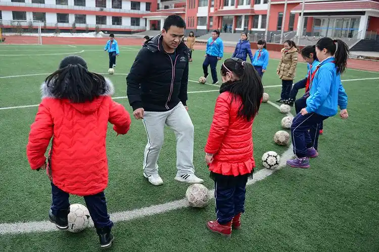 农村娃的快乐足球课