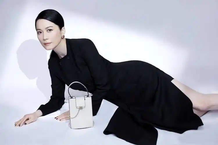 "冻龄女神"俞飞鸿时尚大片出炉,一袭薄纱裙秀长腿,50岁状态仍在线