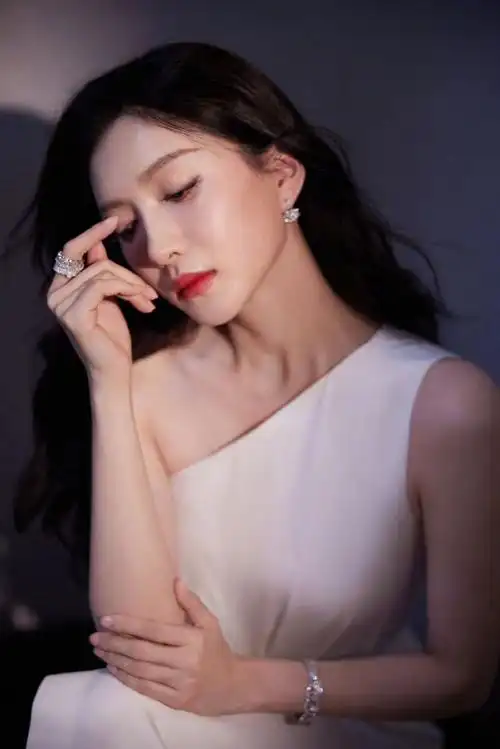 江疏影捧红锦鲤##江疏影白色斜肩礼服