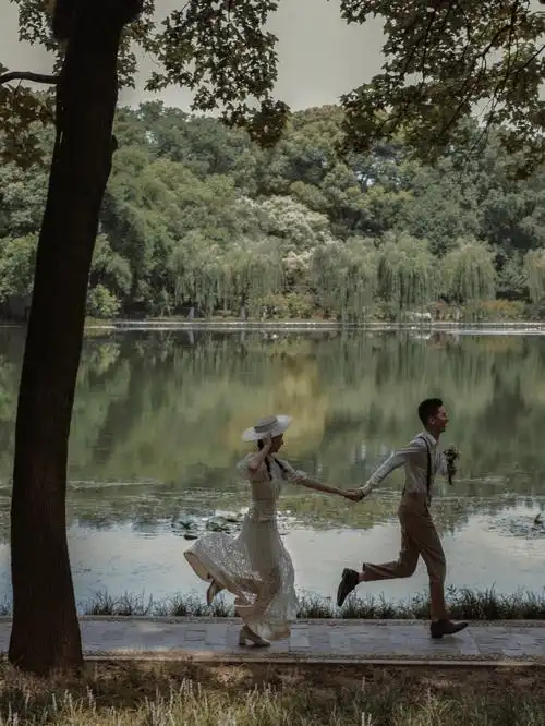 东湖边的婚纱照