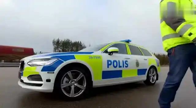 沃尔沃v90被选为瑞典警车,看完之后我忍不住了
