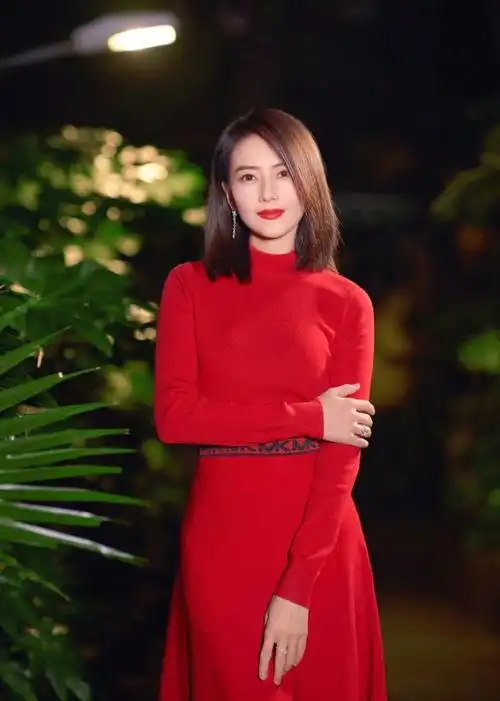 42岁高圆圆穿红色连衣裙春节氛围满满