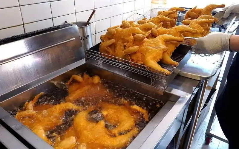 韩国街头美食各式炸鸡炸整鸡